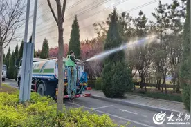 德州一荒地起火 园林洒水车秒变“消防车”图片