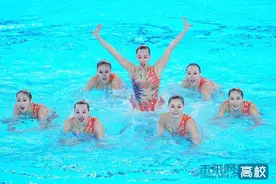 成都体育学院学子所在的中国队斩获巴黎奥运会花样游泳集体项目金牌图片