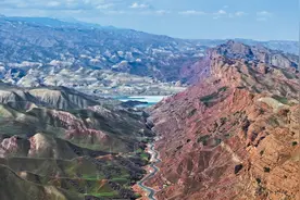 千城胜景丨新疆呼图壁县：百里丹霞百里画图片