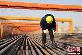 铁路“焊轨师”铸造春运舒适路图片