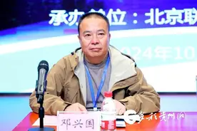 【追光者】融入无声世界 他跟着学生学手语图片