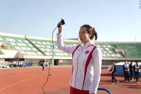 花游奥运冠军冯雨讲授“团队的力量”图片