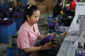 “西哈努克港经济特区的发展为我们一家人创造了就业机会”图片