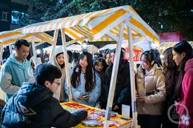 校园夜市创意足 人气旺图片