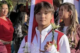 从大凉山到大溪地！15岁的杨思琪完成中国冲浪奥运首秀，在巴黎奥运会乘风破浪，创造历史视频封面