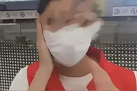 网红酒后直播强迫深圳机场志愿者摘口罩，已被拘留，曾“要求空姐蹲下服务”图片