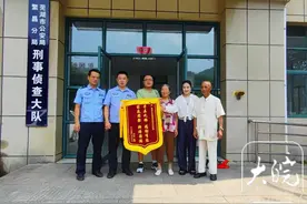 时隔41年家庭团聚 民警帮女子找到亲生父母图片