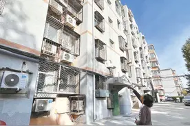 34位老教师急盼拿到“大红本”图片