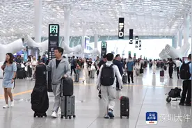 请预留充足乘机时间！深圳机场迎五一假期出行高峰图片