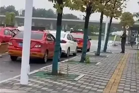 马上评｜出租车拒打表还围堵网约车，考虑过乘客的感受吗图片
