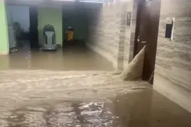 南京一小区疑因业主挖地下室致河水倒灌，街道办：无人员伤亡，正进行修复图片