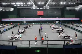 追光丨剑指巴黎！国乒封闭集训迎来“神秘”人物图片