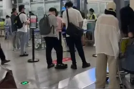 厦航一航班因大雾延误至凌晨被通知取消，乘客：次日补班航班又延误，行程被耽误近15个小时图片