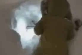 下雪天小朋友开心到飞起~ 一边挖雪一边给自己打气，小奶音也太萌了（素材来自：@清空 ）@抖音小助图片