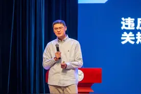 “网红教授”罗翔最近有多忙：5天走访多所高校，受聘中南大学兼职教授，“代言”瑞幸上热搜图片