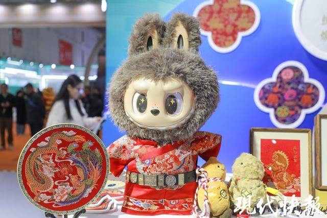 苏超元素闪耀长三角文博会！江苏展区解锁“体育+文旅+科技” 新玩法