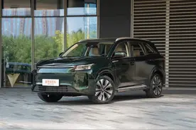 赛力斯蓝电E5 PLUS上市！一箱油能跑1300km，想不到才9.98万起？图片