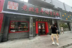 救下三人后牺牲，他的火锅店外排起了长队……图片