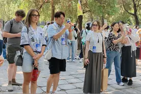 【你好·泰山】流连泰山脚下千年古庙 外国网红在古韵悠悠中解码泰山文化图片