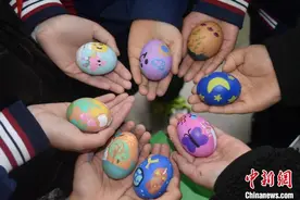 山东郯城：清明时节绘彩蛋 多彩民俗祈安康图片