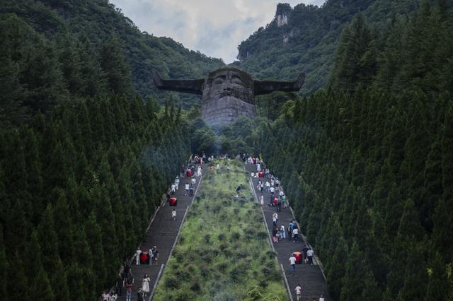 探秘神农架：从野人传说到绿色奇迹