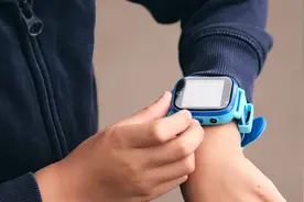 违禁词“逼疯”家长，儿童电话手表干预边界在哪|新京报快评图片