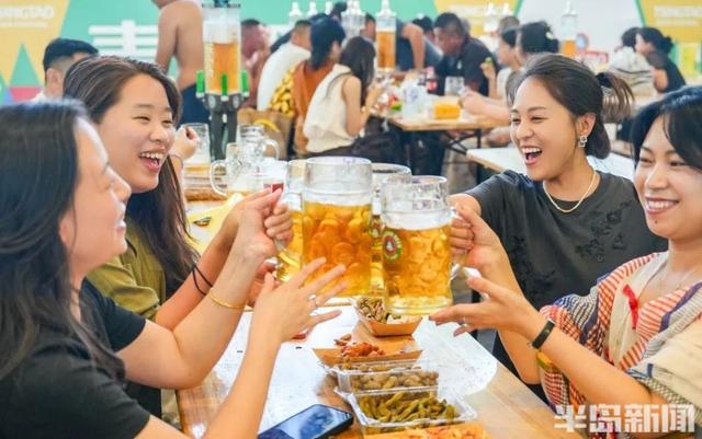 日夜交替，乐趣翻倍！快来青岛西海岸新区金沙滩啤酒城解锁双重精彩