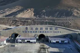 驾车穿越天山仅需20分钟，世界最长高速公路隧道贯通的背后图片