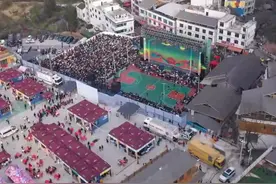 2024年乡村篮球球王争霸赛揭幕战火热开赛图片