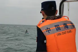 一游客划桨板海钓被困海上，深圳海警驾艇火速营救图片