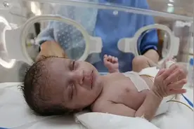 出生就举目无亲！加沙一女婴降生前母亲已身亡，所有家人在空袭中丧生图片