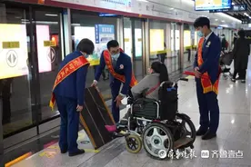 涌现20多个学雷锋典型，青岛打造全国首条“轨道上的雷锋线”图片