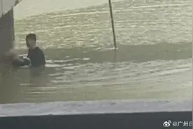 赞！70岁老人跳河勇救落水少女图片