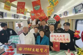 坐绿皮车也能点煲仔饭小炒菜了！普快杭州客运段1596餐厅今天开张图片