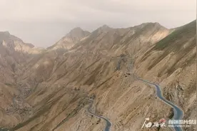 暖新闻丨新藏线上，30个小时里数千名旅客向他们竖大拇指图片