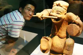 馆藏文物能穿戴上身？半小时蹲守一张照片，是参观博物馆的正确方式吗图片