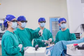 74岁老人因胃癌半月暴瘦11斤，医生借3D腹腔镜打赢“保胃战”图片