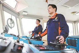 驾驶海上“大力士” 守护巨轮进出港图片