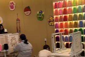 打毛线！杭州海底捞又整新活，客服：现场取号，就餐凭证可享折扣图片