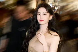 “迪丽热巴33岁状态”冲上热搜！一身金色纱裙配大波浪亮相活动现场惊艳众人图片