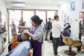 理发师因“听得懂话”爆火，读懂消费者背后的期待图片