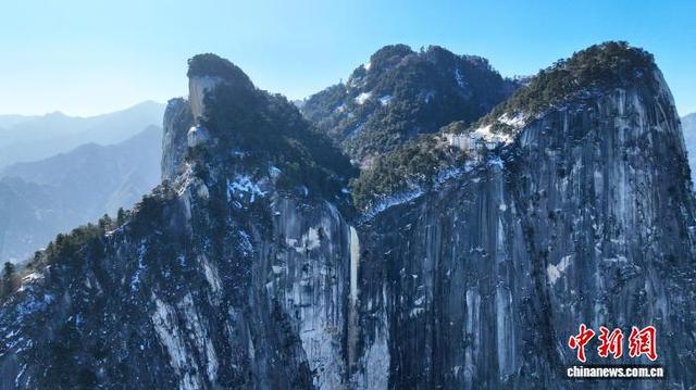 冬日华山变身“冰瀑仙境”