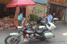 街边绿化带惊现野生大麻，热心市民忙举报！图片