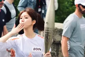 成功完成奥运圣火传递 川妹子赵露思：享受当下氛围 把握手握火炬的幸福感｜封面专访图片