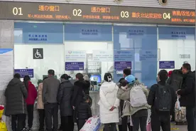 重庆火车站开设“通办窗口” 助力旅客便捷出行图片