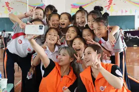 大雨后，姐姐带你跳起舞图片