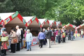 “五一”假期第三天北京全市公园共接待游客220.38万人次图片