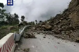 注意！云南这条国道多处塌方中断图片