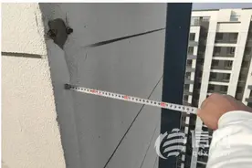 赢丰慧苑楼顶护栏间隙过宽 成年男子也可轻松穿过图片