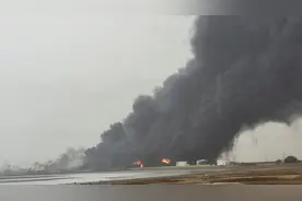 胡塞武装：美英空袭也门荷台达国际机场图片